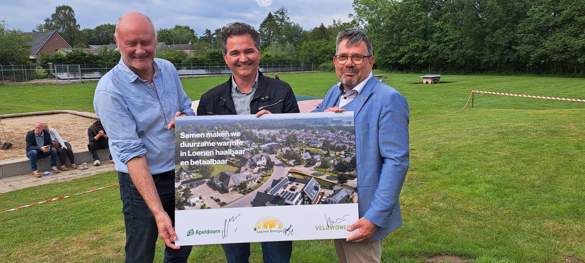 25 mei ondertekenden gemeente Apeldoorn, woningbouwcorporatie Veluwonen en energiecoöperatie Loenen Energie een overeenkomst om duurzame warmte in Loenen haalbaar en betaalbaar te maken.